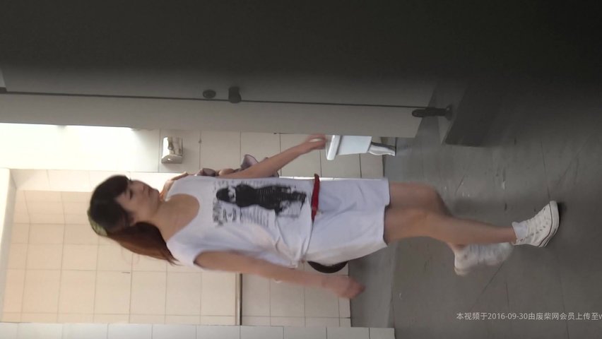 偷拍两个极漂亮的时尚美女