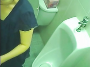 最新流出商场内部员工女厕偷拍第三季几个操蛋女一块抢着尿