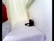 小诊所妇科检查，老医生在红衣美眉逼逼附近乱抠居然没有戴手套