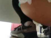 厕所偷拍被发现大喊救命啊，快来人啊...又没有要害你性命只是看看你的逼喊什么救命