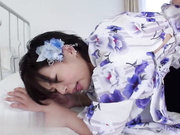 穿着和服的火辣日本女孩享受美好的性爱时光