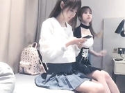 白嫩嫩妹双飞大鸡巴挨边侧入打桩呻吟不断