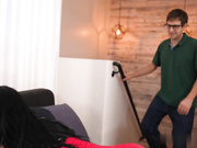 两个女孩被他们的继兄弟在沙发上做爱高潮刺激