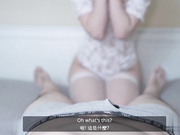 女孩细细观察分析阴茎，粗暴的蹂躏手交和快速的深喉吸允所有的精液并喝下