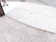 杰西·威尔兹在公共场合闪现并在酒店房间里用力做爱