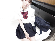 [SW-928] お願いエッチさせて！う～ん、ゴムフェラだったらいいよ 童貞の僕はエッチしたくて土下座でお願いしたら、断れない幼なじみの妥協案はゴムフェラだった！？ - 1of5