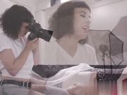 欲火中烧的摄影师引诱火辣模特进行假阳具后入式性爱