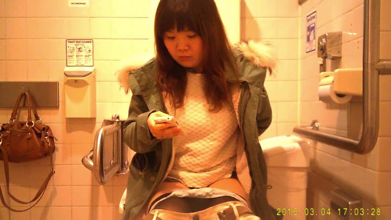 某品牌商場高級坐廁正點角度偸拍多位氣質美女少婦如廁 尿完擦逼的動作優雅看得欲火焚身 720P高清原版