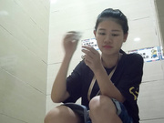 某大型商場公共衛生間拍攝到的各式美女少婦如廁 貌似有個時尚四眼妹逼逼很幹凈啊 1080P高清