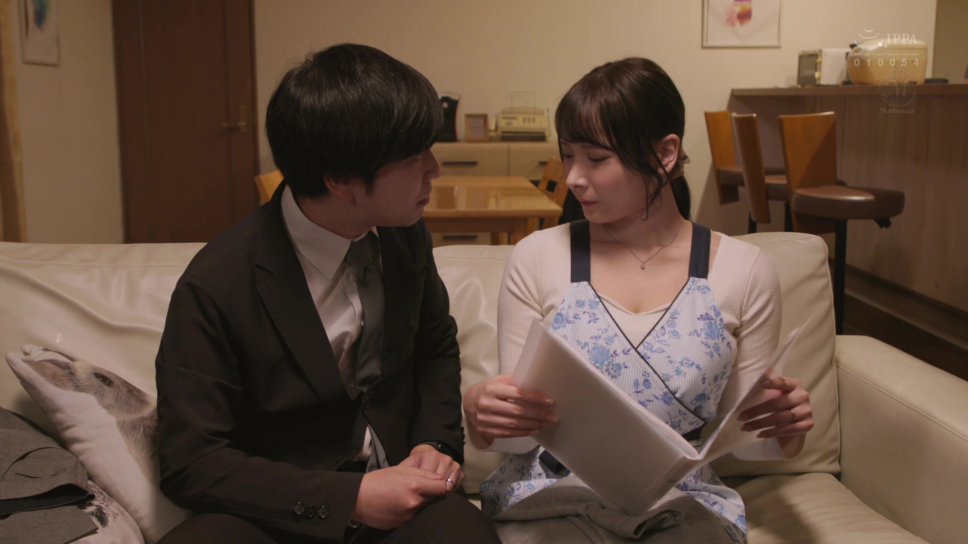 [JUQ-720] 人妻秘書、汗と接吻に満ちた社長室中出し性交 卑猥なLcupと甘いフェイスの秘書登場。 庵ひめか - 1of5