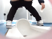 某職業技校廁拍大神潛入公共女廁偷拍女同學和老師如廁噓噓 形態各異姿勢看得讓人欲火焚身 1080P高清原版