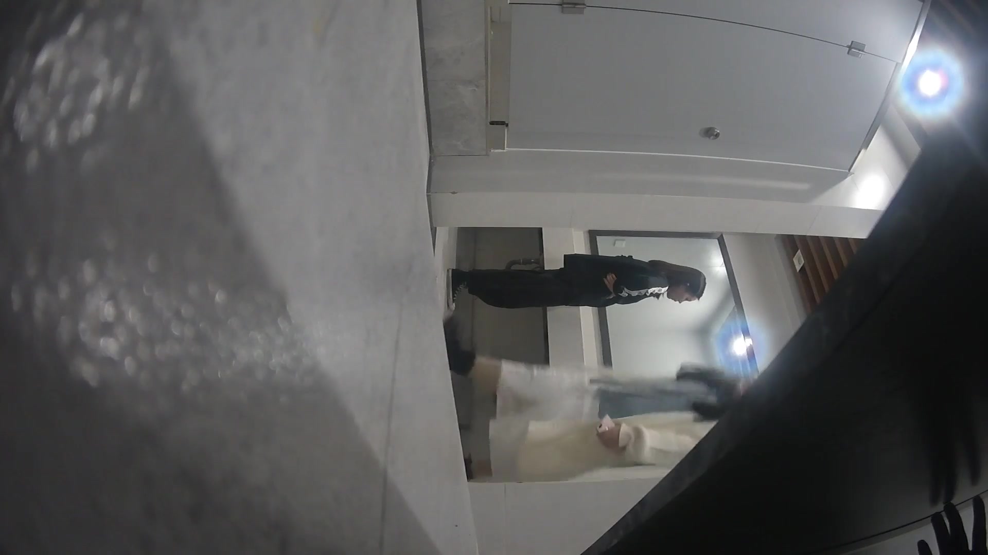 國內廁拍大神潛入某商場隔板公共女廁偷拍各式美女尿尿 居然有個猥瑣男進來抱著醉酒女 女的不大願意跟他走 1080P高清原版