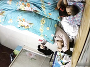 居家攝像頭破解拍攝到的寂寞少婦用手機視頻裸聊與網友虛擬做愛 貌似旁邊還有小孩睡著了 720P高清