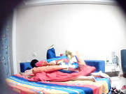 主題酒店稀有房拍攝到的猥瑣眼鏡大叔與情人開房愛愛 互舔互插愛撫配合各種體位表情淫蕩 露臉高清