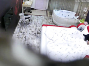 情趣酒店拍攝到的年輕情侶開房啪啪打炮 貌似妹子第一次處女膜居然破裂出血了 精彩對白～720P高清