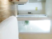 猥瑣大叔星級酒店開房現場直播高價約了個兼職寂寞小少婦泄瀉火 一起洗完澡口交騎乘後入配合各種體位 服務蠻不錯的 國語對白