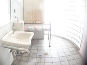 最新流出作品-某水上樂園女更衣室攝像頭拍攝到的一波接一波美女尿尿換衣 貌似有個鴨舌帽年輕妹子一對奶子超級大 720P高清