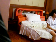 90后小美女跟男友吵架后跟别的男人上床，边做边打电话