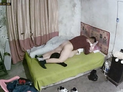 城中村几个有点姿色的姐妹租一间平房改专用炮房提供快餐服务车轮战~嫖客有老有少因长得漂亮所以生意红火