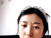 丝袜高跟露脸诱人的小嫂子用小嘴伺候大哥，吃鸡巴又舔蛋还用奶子乱蹭，深喉口交让大哥射了好多，骚逼特写