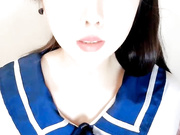 乖巧风骚的学妹制服诱惑，奶子上写着爸爸草我，淫声荡语互动撩骚听指挥，无毛白虎逼道具抽插，高潮冒白浆