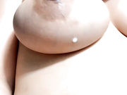 哺乳期的奶妈露脸一个人精彩直播赚外快，全程露脸奶子胀挺奶水又多把裤衩都滴失了，自己舔逼抠逼浪叫呻吟