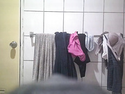 卫生间暗装针孔真实偷拍，眼镜飞机场表姐洗澡，有点小激动