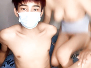 颜值不错的大奶小湿妹全程露脸跟小哥激情啪啪，口交大鸡巴乳交玩弄，听狼友指挥激情上位无套后入，呻吟可射