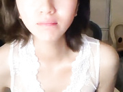 很有韵味的小少妇，全程露脸丁字裤，逼里塞着跳蛋自慰呻吟，表情好骚跟狼友互动听指挥揉奶玩逼，不要错过