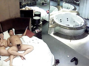 《黑客破解酒店摄像头》小胖哥带着美女同事先谈人生再啪啪