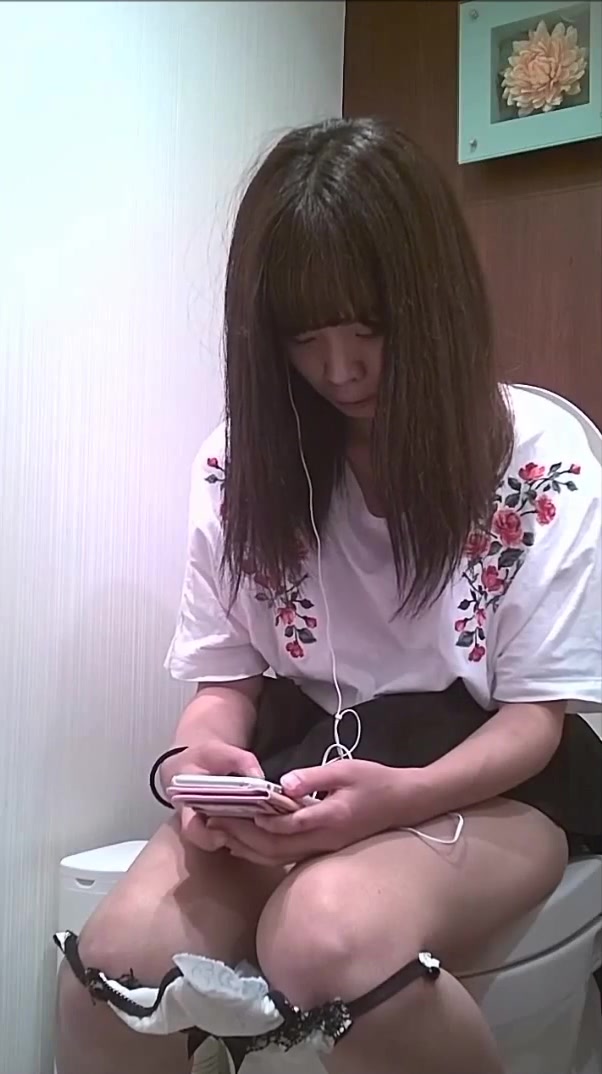 坐盗市流出新系列高级坐厕前拍2破牛仔妹子拿了个什么装置充电