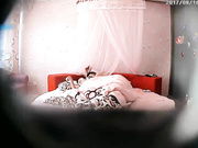 主题酒店蚊帐房偷拍刚结婚的小少妇和情人偷情一天就被操了3次,干的高潮不断大喊：太爽了,好爽,用力,太棒了,讨厌!