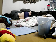 家庭网络摄像头偷拍这么极品的大奶不日用手玩金毛看不下去了回窝里躺着