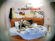 喷血推荐-主题酒店偷拍清纯漂亮的小美女正准备和情人啪啪时突然有人敲门,吓得赶紧穿衣服,后来被接连操了3次,从晚上干到早上!