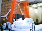 喷血推荐-红帐房偷拍身材苗条性感的女神级超短裙美女衣服还没脱完就被扯掉内裤爆操,狠狠连操了2次!极品美女