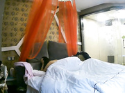 【喷血推荐】-颜值还不错的清纯小美女酒店私会网友时被猥琐大叔连续爆插2次,操的太狠听声音第2次好像干哭了!