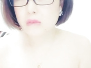 戴着眼镜样子很淫骚的良家气质美少妇背着老公兼职女主播赚装修费