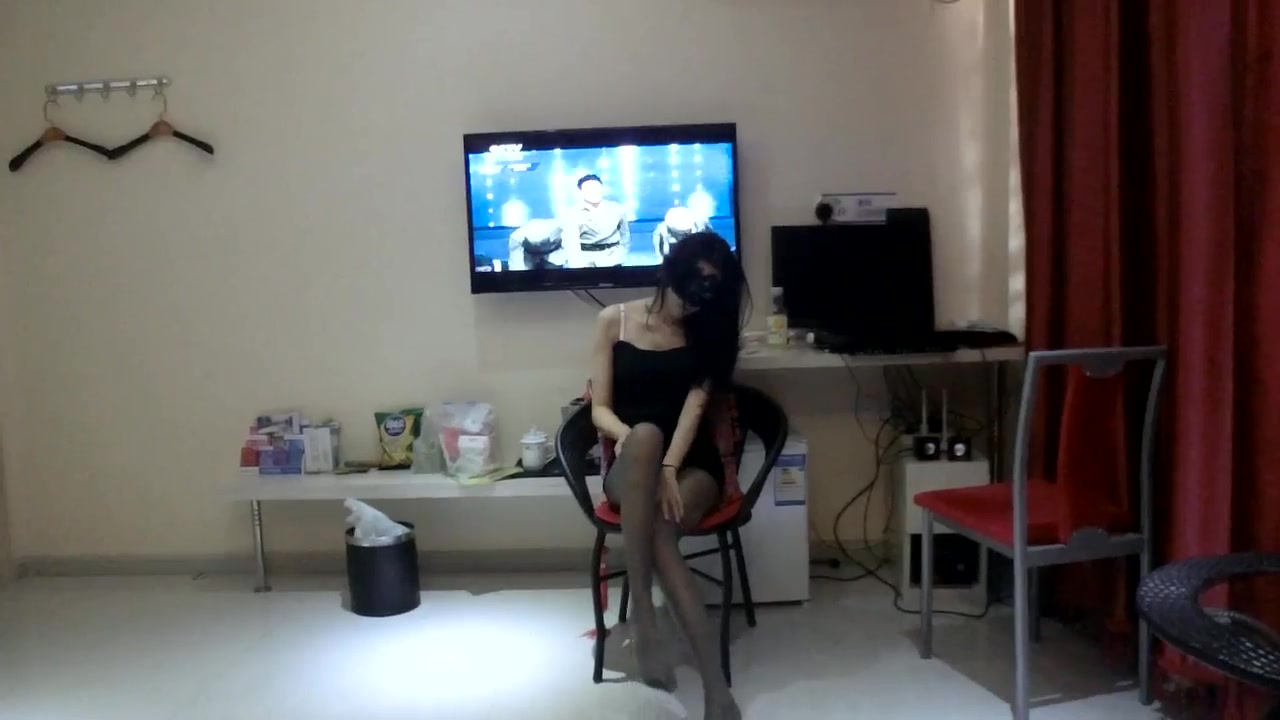 酒店操极品黑丝模特女友无水印高清第一部，黑丝嫩足足交后撕破丝袜捆住手暴力插入射一屁股