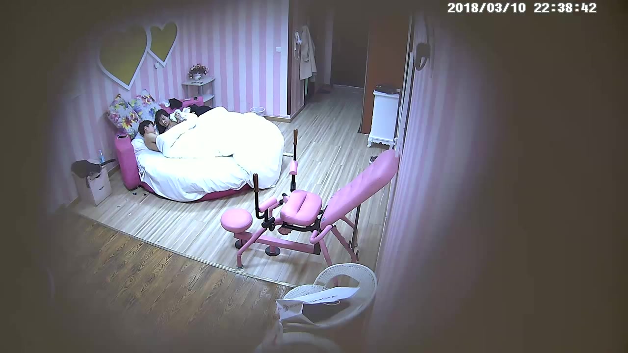 特色酒店偷拍连炮椅都不认识的清纯美女躺在床上只顾玩手游,男友急的当场扑倒她狠狠爆操,爽的也不玩游戏了!