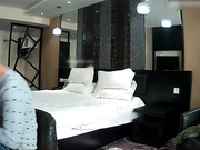 白嫩性感的美胸长发美女酒店私会异地网友刚进房间就被男的扑倒在床上迫不及待的各种姿势狂操,真漂亮!