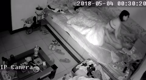 家庭摄像头拍摄，孩子在旁边睡觉