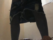 牛人潜入商场女厕蹲守好久终于拍到了几个颜值不错的妹子