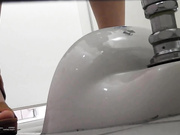 最新流出特攻队大神暗藏女卫隔间TP年轻美眉们方便拍脸又拍下面发现2个馒头逼一个边自摸边拔阴毛的1080P超清