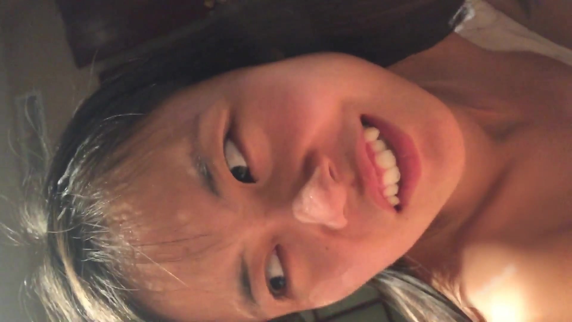 凡哥和95年师范美眉酒店开房自拍妹子对着镜头有点害羞这鸡巴真是粗又大