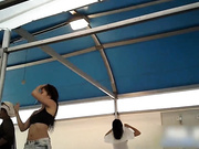 海滨浴场大棚式更衣室偷拍看着比岛国的要真实