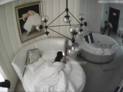 身材性感苗条的白嫩小美女应该是背着男友酒店偷情,刚操一会突然接到短信赶紧穿上衣服走了,长得真漂亮!