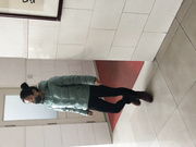 外站流出国内牛人潜入学院女厕偷拍为了拍脸不惜跟到操场