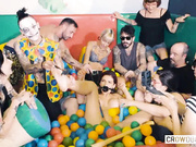 一伙在海洋球里群交的变态男女