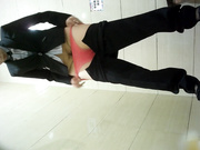 外站流出商场全景女厕偷拍红内裤美眉说那个冲厕所的太奇芭了