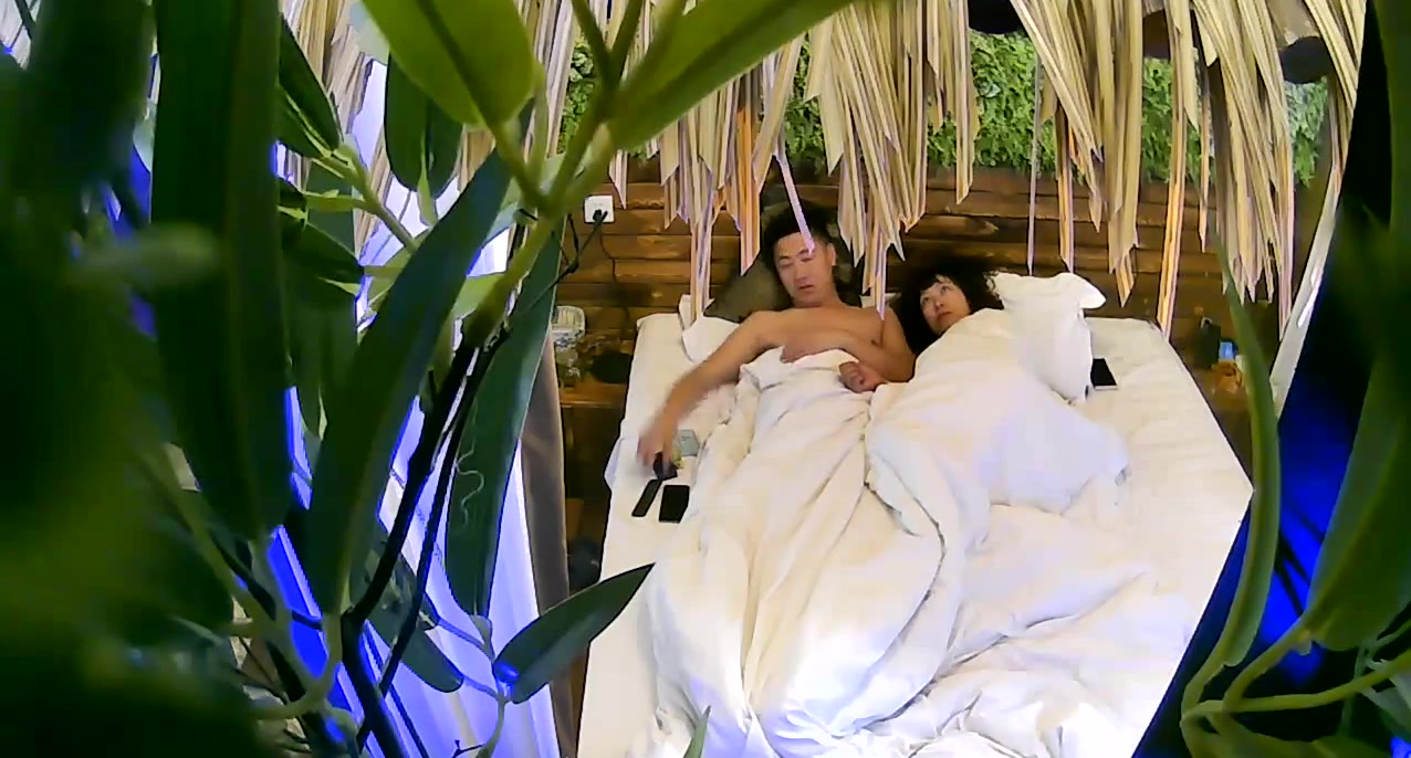 精品酒店绿叶房偷拍精壮帅哥和有夫之妇开房干到正爽来电话了累坏了我的哥